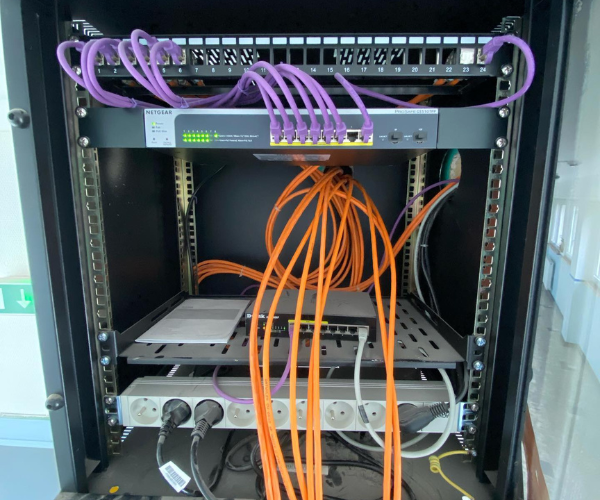 ajout cables baie informatique